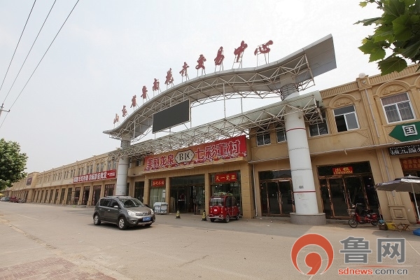 龙泉街道董村花卉市场 东200米 底上8间，靠近大路旁！