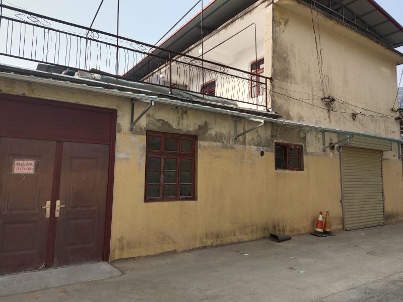 新华街独院，有门头，有停车位，适合商住两用
