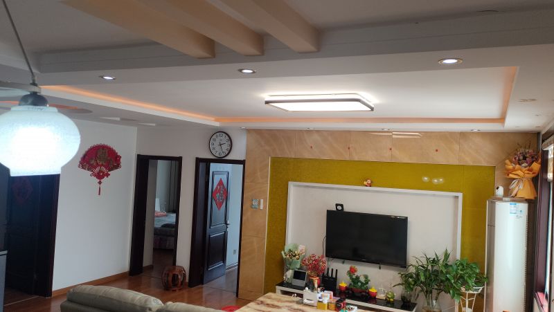 学区房，新兴路步行街南区，南户134㎡，三室一厅二阳二卫，第10层共13层，送地下室，电梯，一梯三户