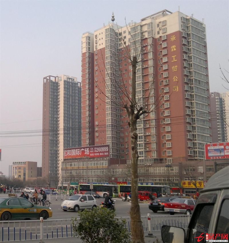 人民医院公交车站，杏坛广场，精装修，没住过。