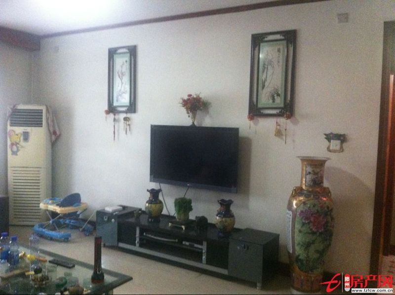 鸿兴嘉苑一楼带院，两个车位，所有东西一应俱全，真正拎包入住