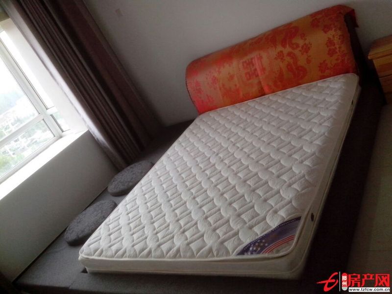 阳光丽景精装修两居，室简单家具、拎包即住