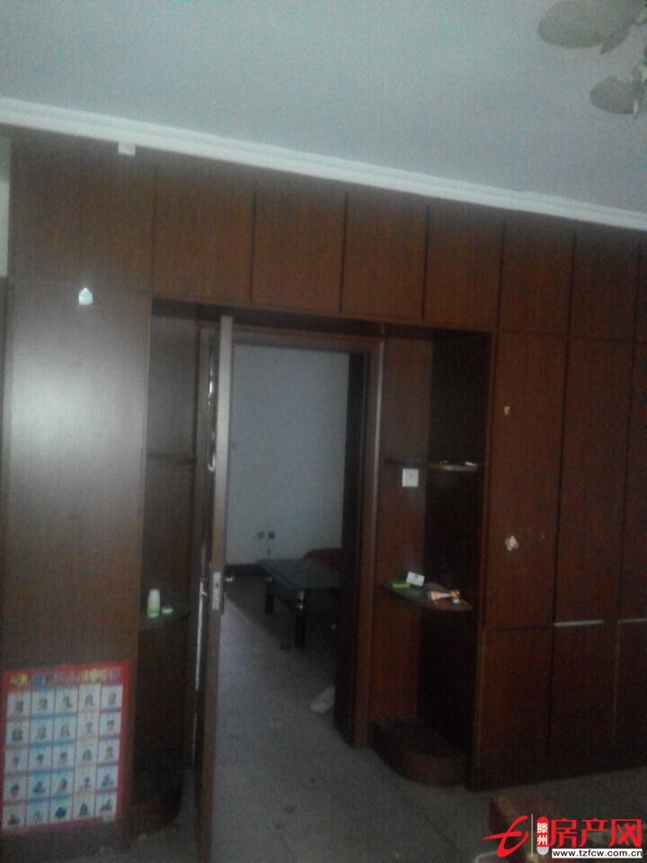 龙泉小区，龙泉广场对面，装修，有家具，拎包即住