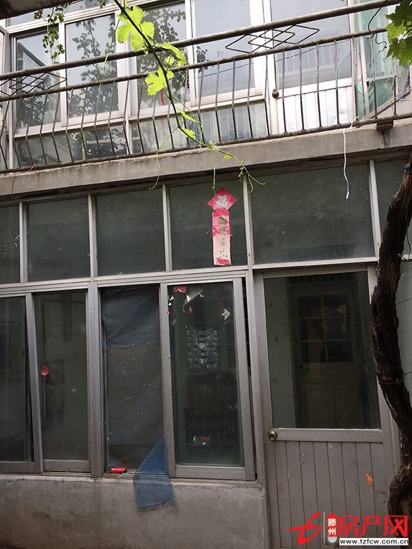 出门就是荆河公园，周围环境好，普通装修，独院，两层。