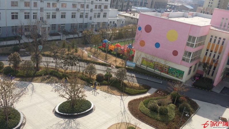 城东稀缺多层住宅，楼西面是实验幼儿园东园，楼前是广场