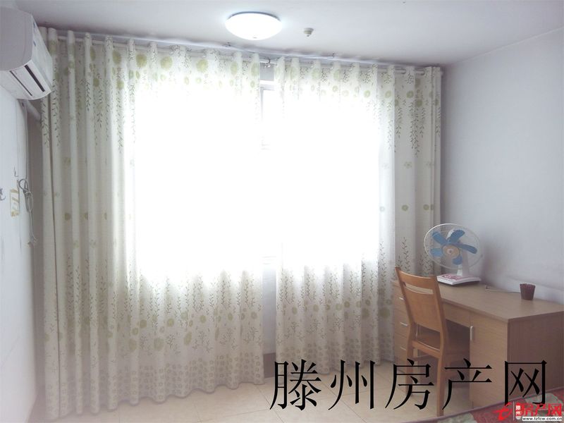 步行街北首，华联超市对面，交通方便，拎包即住