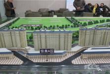 平行路与河阳路交汇处向西，春雷花园对过，紧靠沿河路，前靠河沿