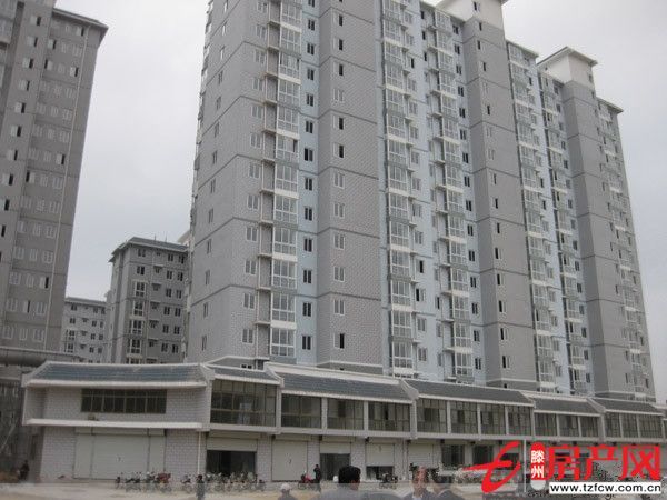 和谐康城顶楼，齐脊顶，毛坯，含上房费地下室，全款，可押款一万