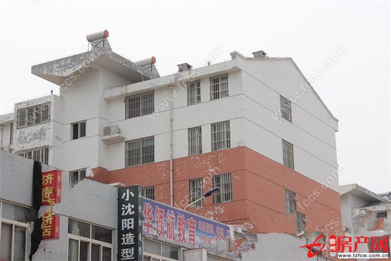东方明珠，带储藏室，证满五年，可贷款，多层
