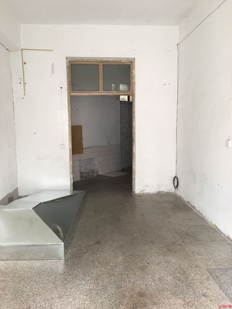 滕州市杏坛东路门头房出租，临街商铺，有市场、客流旺