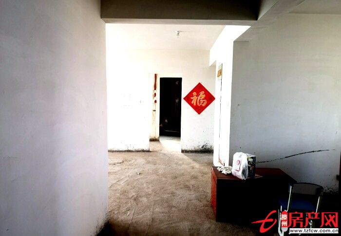 南一排，非回迁，毛坯已改水电暖，新证，无储藏室车库。