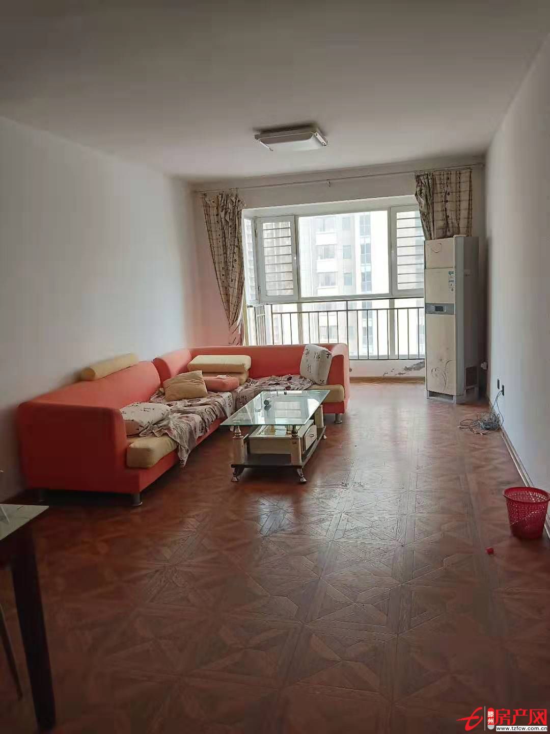 威尼斯一区简装三室家具家电齐全，拎包入住