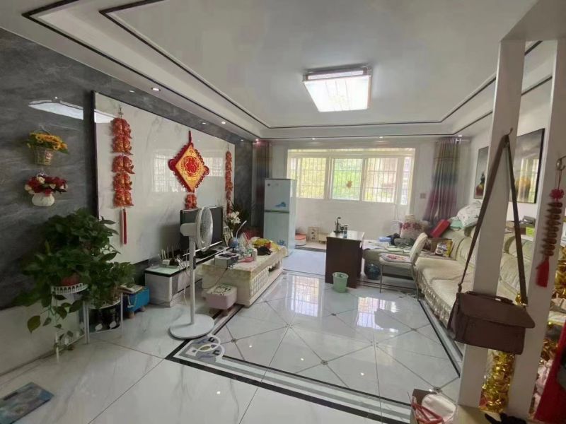 精装修3室2厅2卫121m2127万元