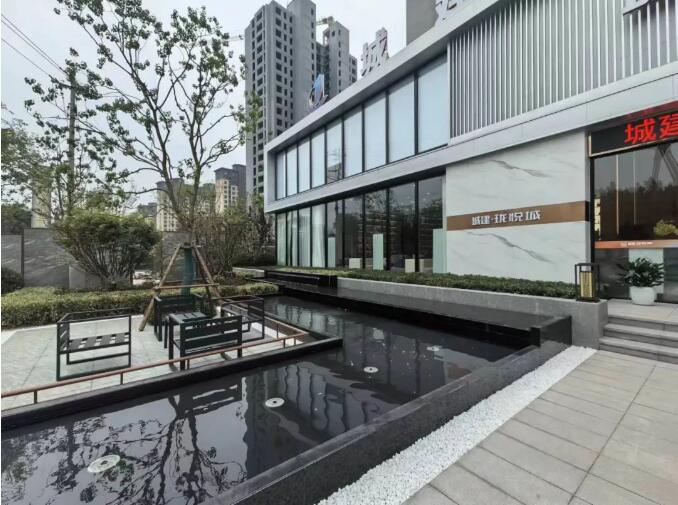 商品房位置佳，毛坯3室2厅2卫141m2110万元，免费送两个车位。已上房，随时签合同办房证。
