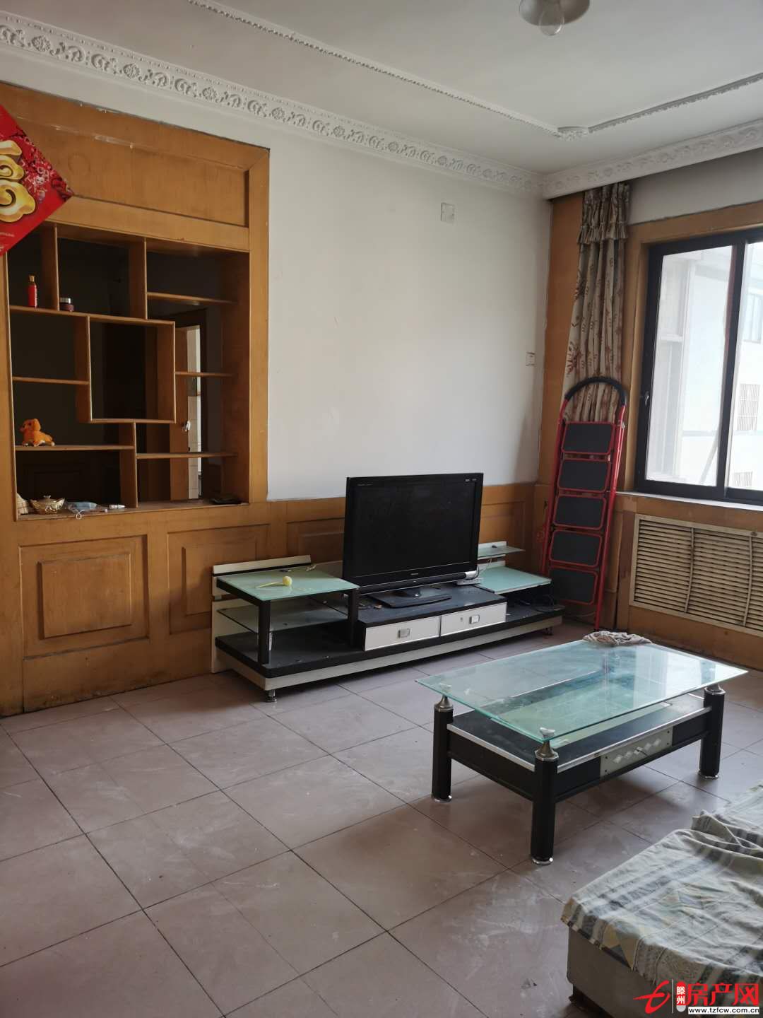 房屋在龙泉广场对过，荆河西岸，周围学校众多，小区宽敞